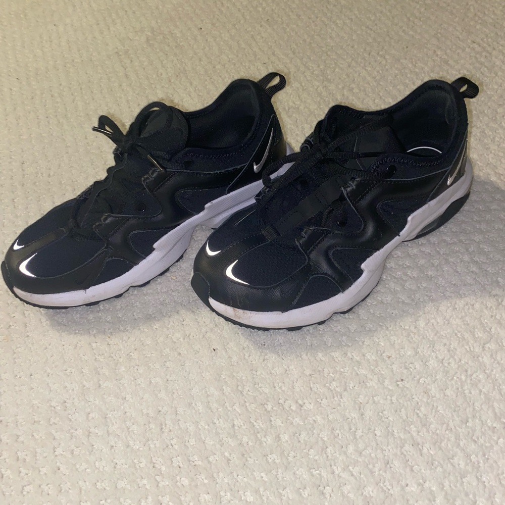 WORN 2 TIMES. Nike black sneakers - gel sole. Size 7